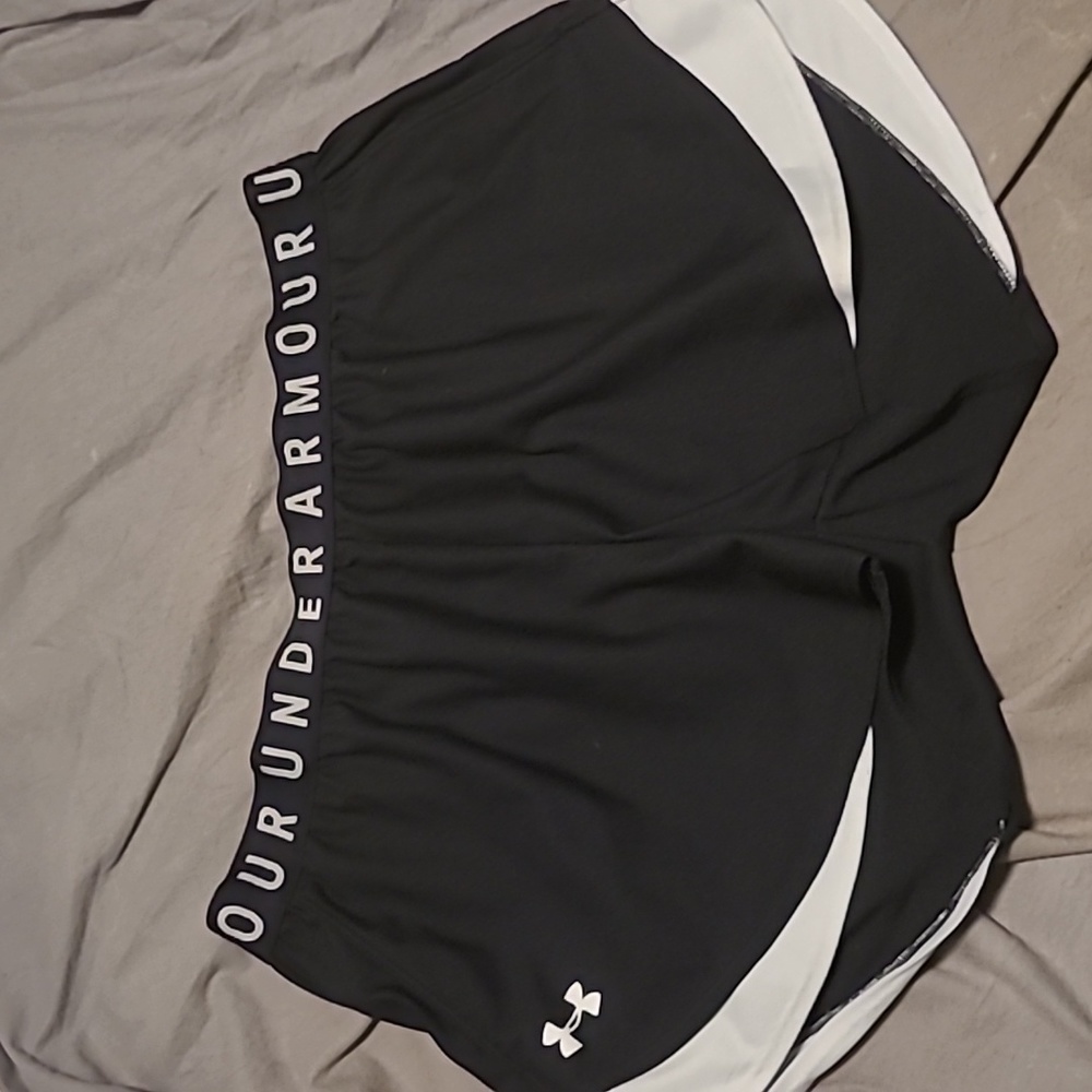Under Armour size XL black and white shorts